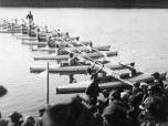 (6/63): 1933 r. harcerze zmontowali w poprzek jeziora Łuba wspartą na łodziach kładkę.