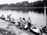 (11/63): Stojący kajakarz to Witold Pomianowski prowadził kilka spływów na Wiśle<br>1954 r.
