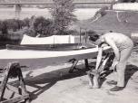 (13/63): Tadeusz Tyszkowski przy remoncie kajaka<br>1957 r.
