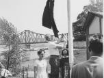 (19/63): Witold Pomianowski wciąga flagę lata 60