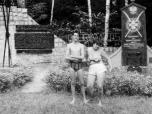 (10/22): Blizna - Uroczysko Powstańce - mama z synem..<br>1990-07