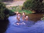 (30/33): Wel - kąpiel przy moście.<br>1992-08