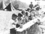 (3/22): W głębi namioty z pałatek wojskowych a ten chłopiec najbliżej to ja.