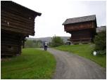(20/122): Charakterystyczne domy w skansenie w Heddal.<br>2005-08-13