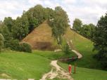 (15/50): Merkine, Grodzisko (piliakalnis) - zwane Górą Królowej Bony.<br>2006-08-16