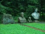 (47/50): Gruto Parkas, z cokołów surowo doglądali rzeczywistości Marks i Engels, Lenin i Stalin.<br>2006-08-19