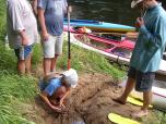 (6/50): Za Vareną, w czasie postoju spiętrzylismy potoczek zaporą z piasku i skierowaliśmy go w nowe koryto.<br>2006-08-15