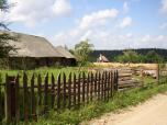 (4/50): Barteliai, w pobliżu naszego biwaku stały zabudowania śródleśnej wioski.<br>2006-08-14