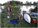 (13/107): Przez wierzchołki zatopionych wiklin wyciągnęeliśmy kajaki.<br>2008-07-27