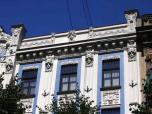 (52/61): Ryga, odrestaurowane budynki sąsiadują z szarymi i zaniedbanymi.