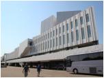 (70/83): Hala Finlandii zaprojektowana przez najsławniejszego fińskiego architekta Alvaro Aalto; nowoczesna jak całe miasto Helsinki: nowoczesna stolica nowoczesnego państwa bez starodawnej historii, za to z szerokimi widokami na przyszłość.<br>2014-08-07