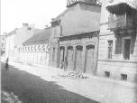 (39/48): Remiza Straży Ogniowej Ochotniczej<br>fot. n.n., XIX/XX w.<br>Widok północnej pierzei ulicy żabiej, od strony ulicy Królewieckiej w kierunku ulicy Nowej (ob. 3 Maja). W centrum widoku remiza strażacka (czatownia) przed przebudową w 1909 r.