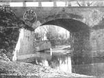 (10/12): Włocławek. Most na rzece Zgłowiączce<br>fot. n.n. przed 1914 r. <br>Widok mostu drogowego na ulicy Toruńskiej (ob. Prymasa Stefana Wyszyńskiego). W tle, na brzegu Zgłowiączki, przystań rzeczna. Fotografia wykonana z brzegu, powyżej mostu w kierunku rzeki do Wisły.
